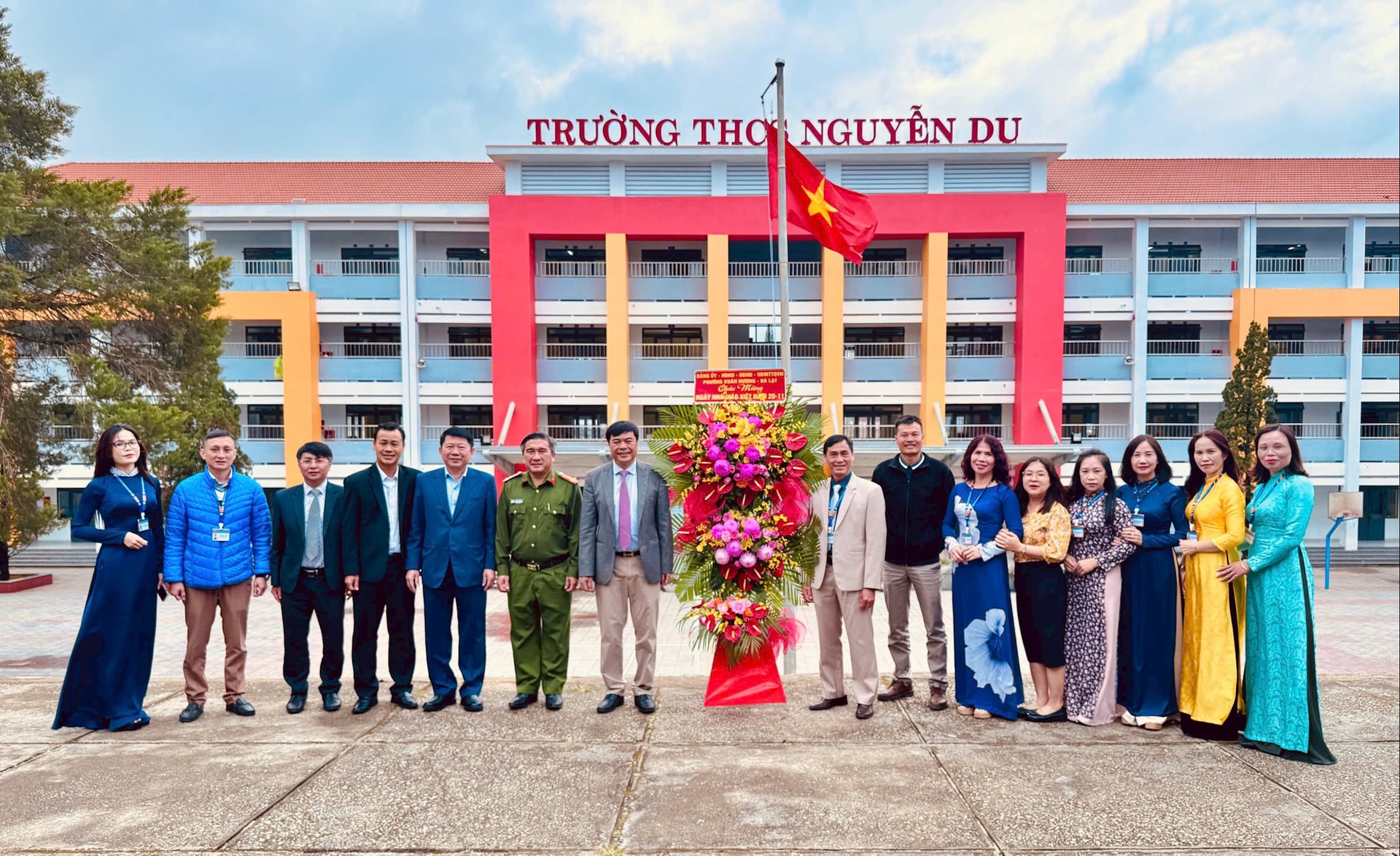 Lãnh đạo phường Xuân Hương - Đà Lạt thăm, chúc mừng các trường học nhân Ngày Nhà giáo Việt Nam 20/11
