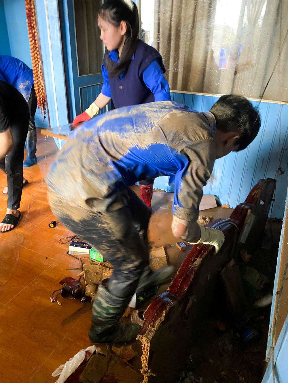 Thầy và trò THPT Hùng Vương – D’Ran chung tay hỗ trợ sau lũ lớn tối 19/11