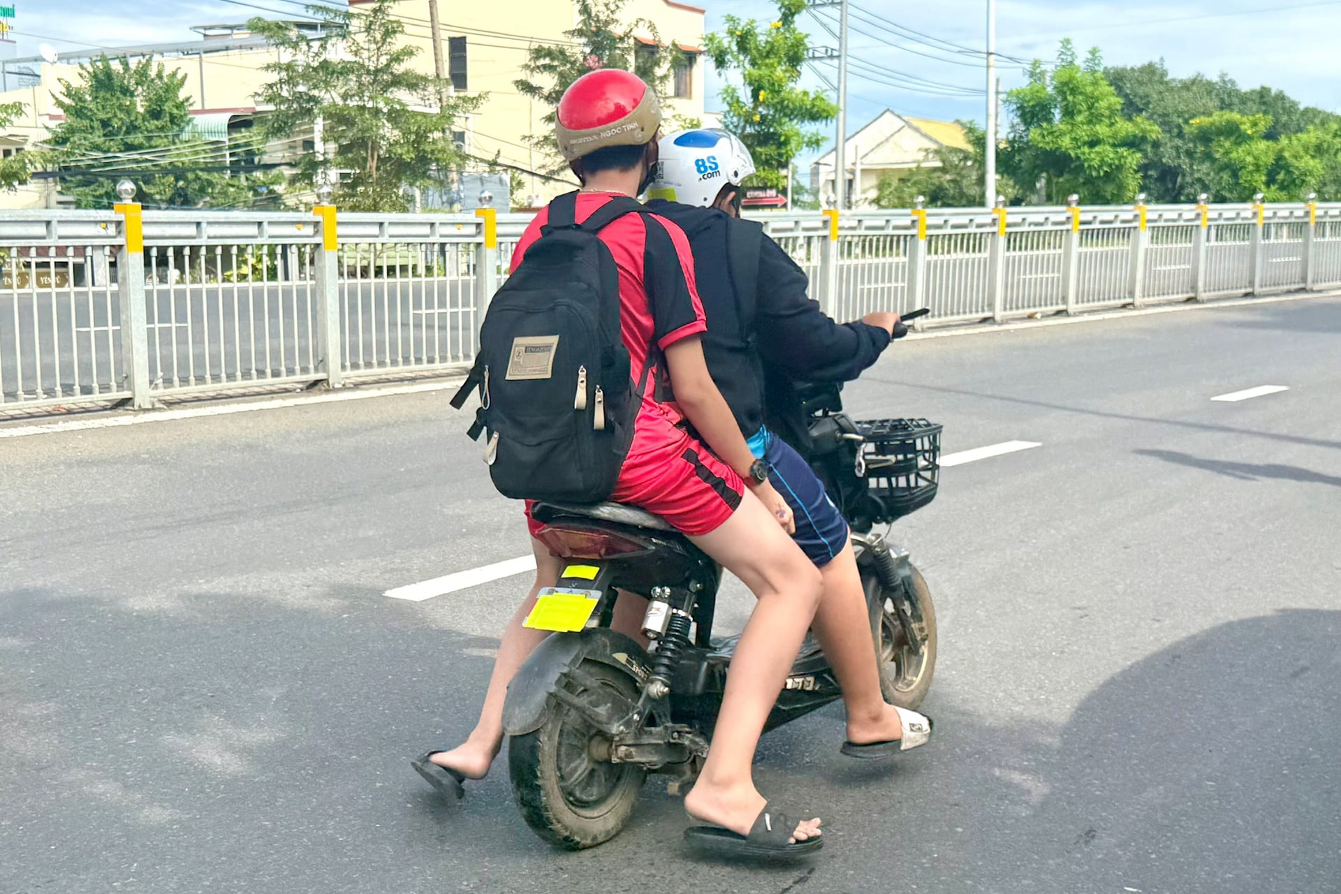 Không nên cho học sinh dưới 16 tuổi đi xe máy điện