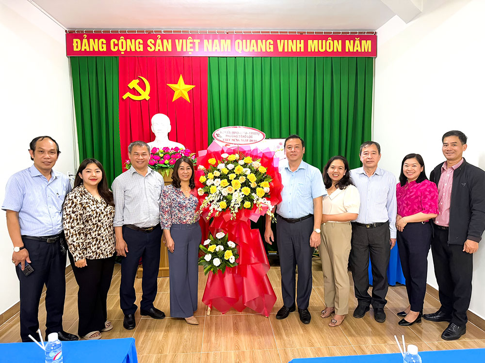 Lãnh đạo Phường 3 Bảo Lộc thăm, chúc mừng các cơ sở giáo dục nhân Ngày Nhà giáo Việt Nam 20/11