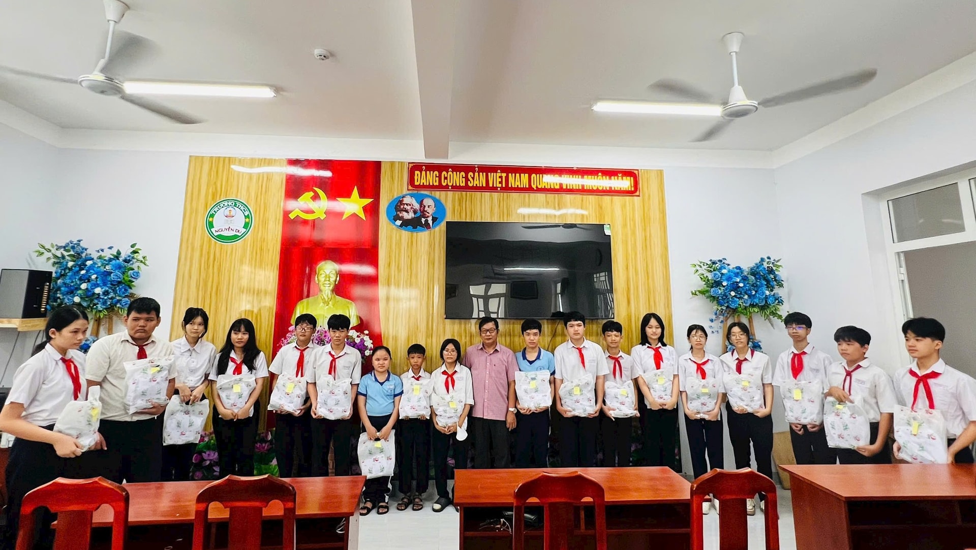 Đồng hành với em đến trường