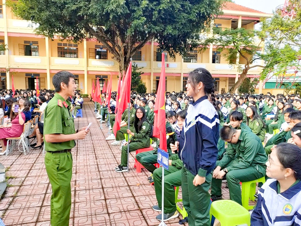 Trường THPT Bảo Lộc tổ chức “Ngày hội toàn dân bảo vệ An ninh Tổ quốc” năm 2025