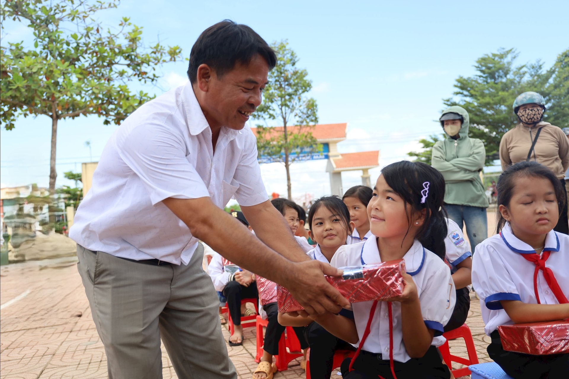 Tiếp sức đến trường cho học sinh vùng khó
