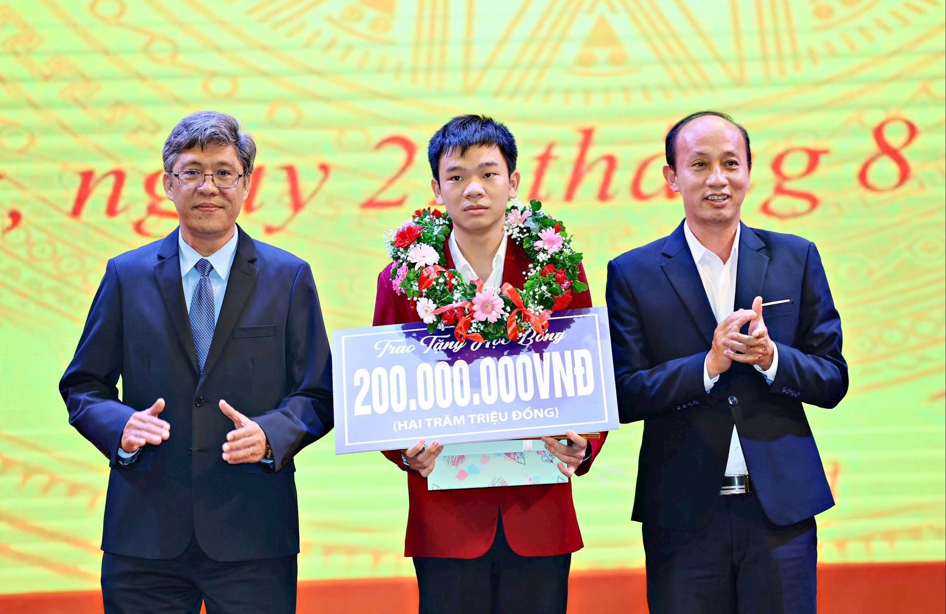 Học sinh đạt Huy chương Bạc Olympic Tin học quốc tế được tỉnh Lâm Đồng thưởng 200 triệu đồng
