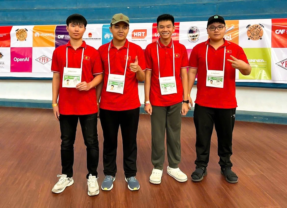 Từ gánh ve chai đến tấm huy chương Tin học quốc tế