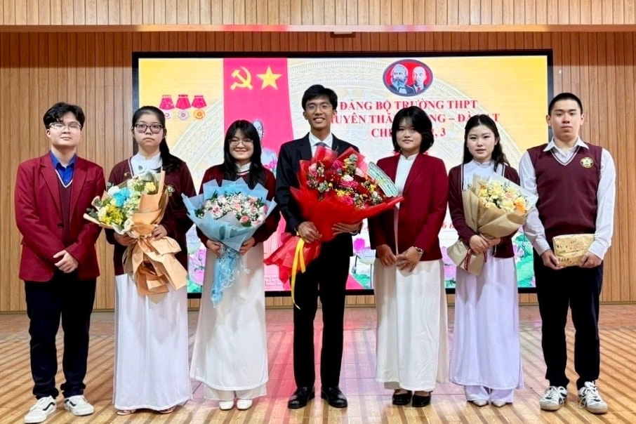 Học và làm theo Bác ở ngôi trường Anh hùng lao động