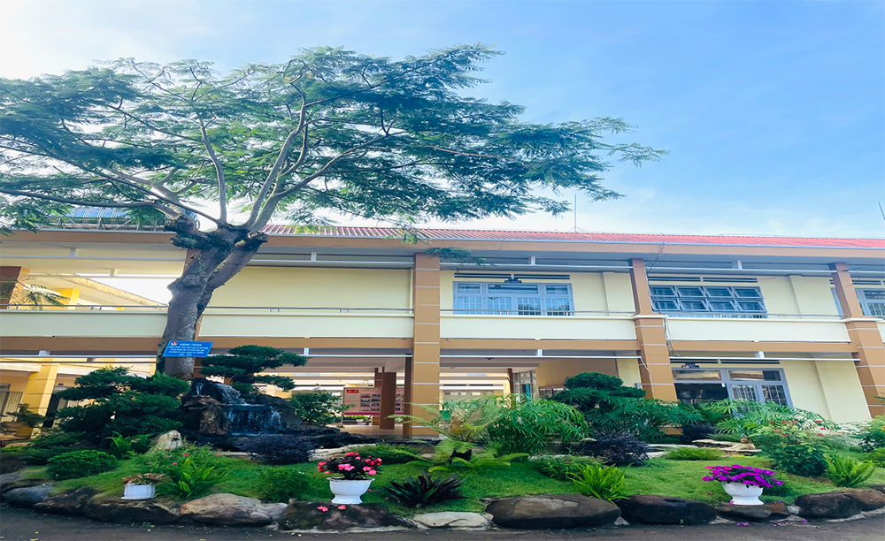Trồng cây, trồng hoa – Hành động nhỏ, ý nghĩa lớn của thầy trò THPT Lộc Thanh