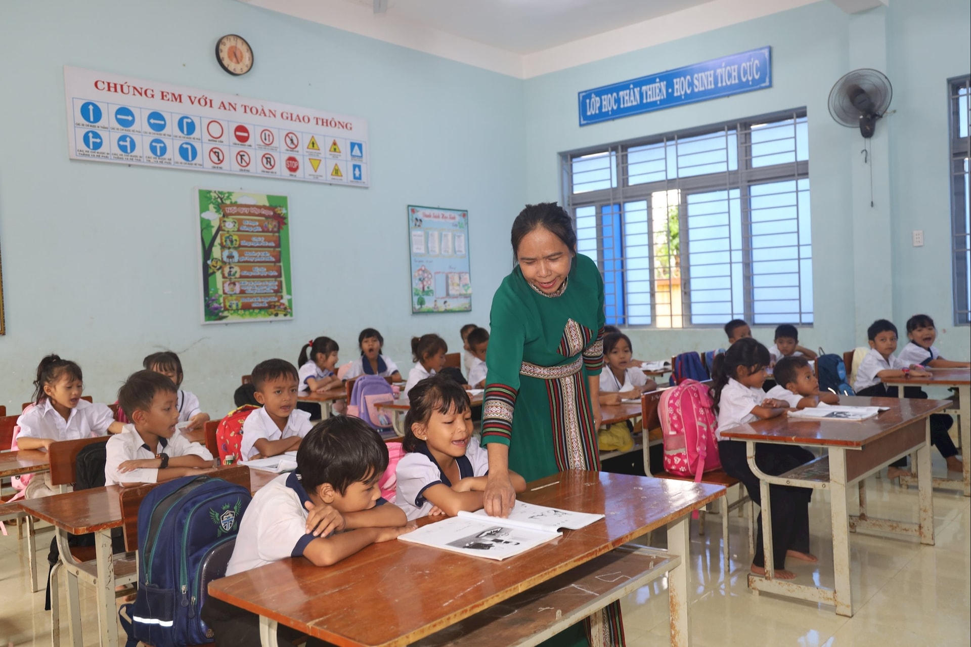 Dạy tiếng Ê đê cho học trò để giữ bản sắc