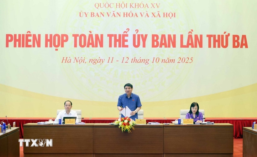 Thể chế hóa nội dung sử dụng một bộ sách giáo khoa thống nhất