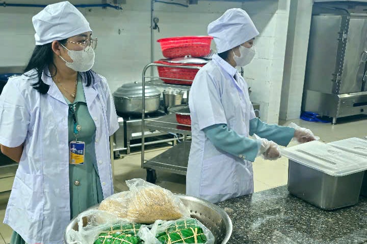 Chăm lo bữa ăn tập thể an toàn cho học sinh