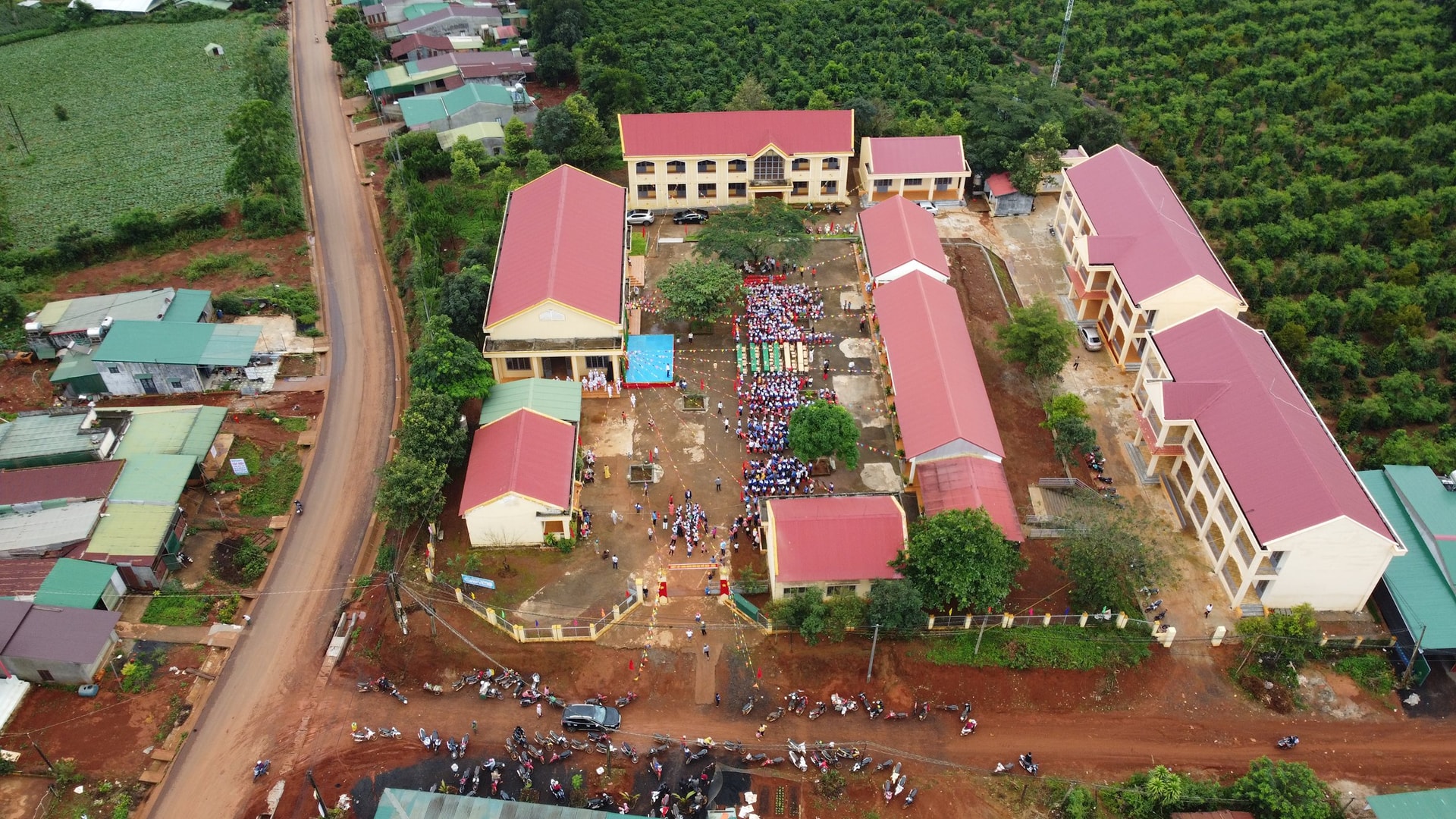 Dựng xây những ngôi trường "thế trận lòng dân" ở vùng biên giới Lâm Đồng