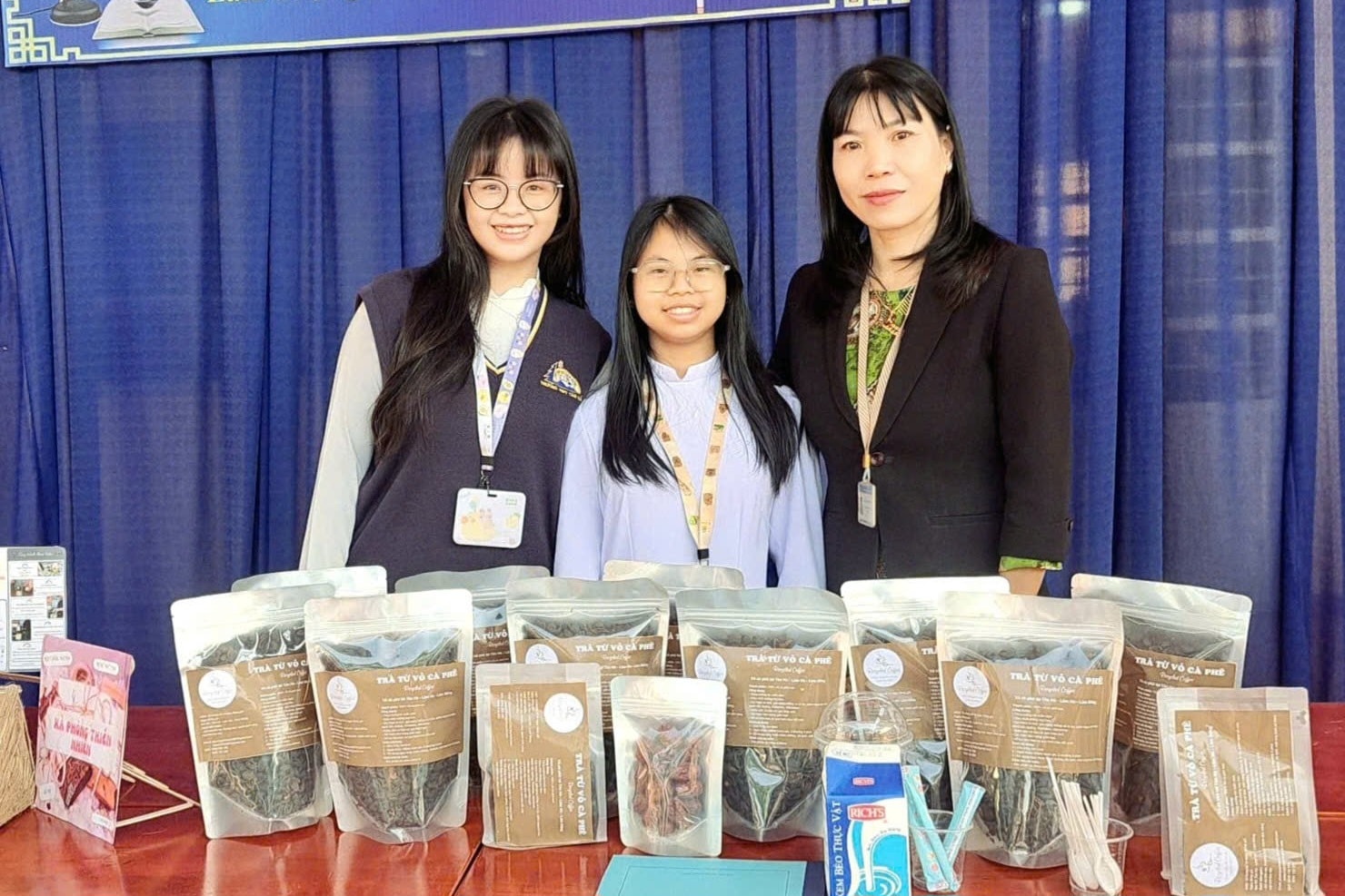 Học sinh THPT biến vỏ cà phê thành trà