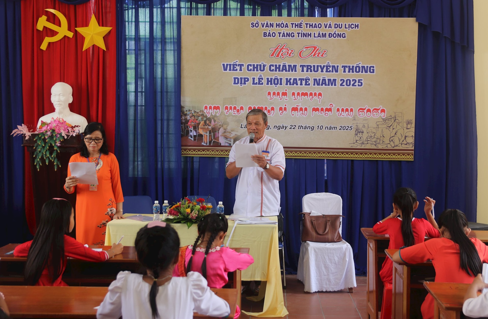 Giữ hồn Chăm qua từng nét chữ