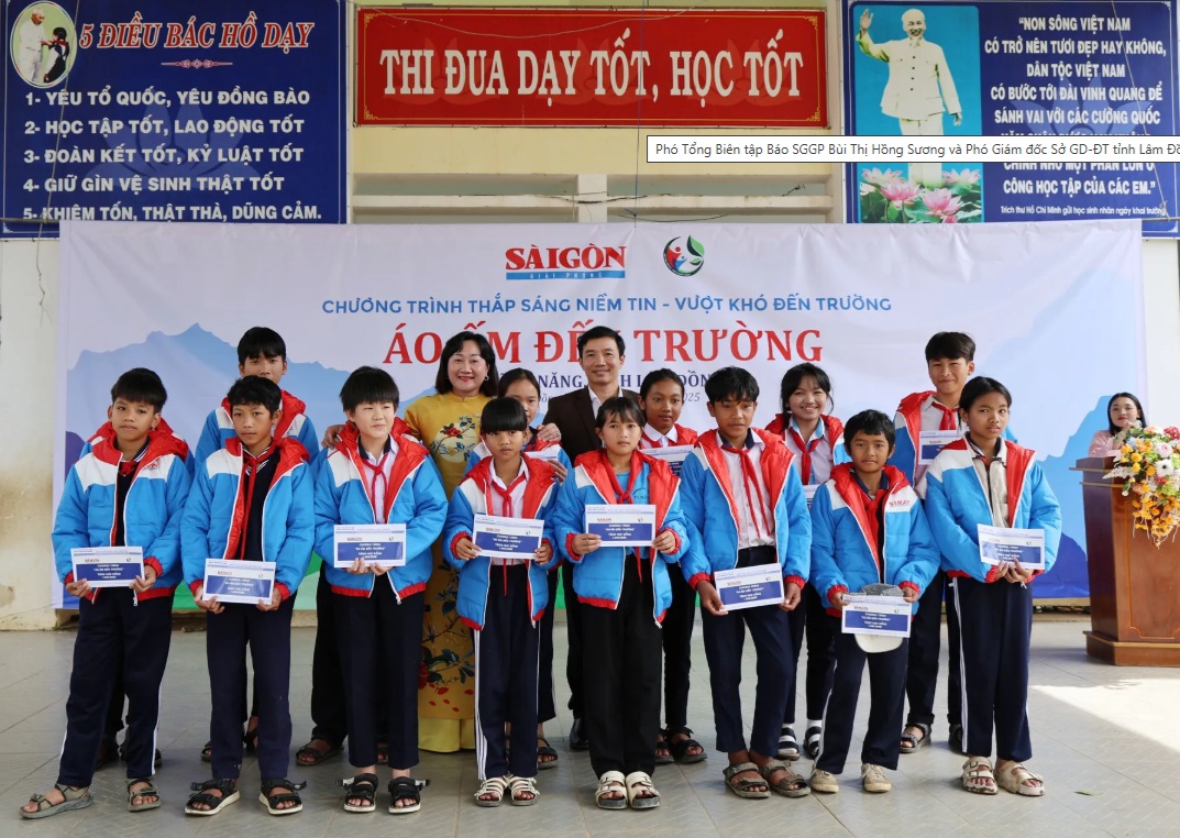 Báo Sài Gòn Giải Phóng trao học bổng, áo ấm cho học sinh tỉnh Lâm Đồng