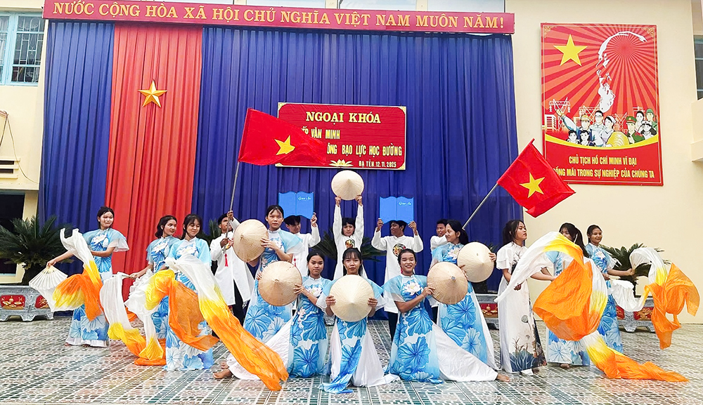 Trường PTDTNT THCS và THPT Đạ Tẻh tổ chức ngoại khóa tuyên truyền “Giáo dục giao tiếp văn minh và phòng chống bạo lực học đường”