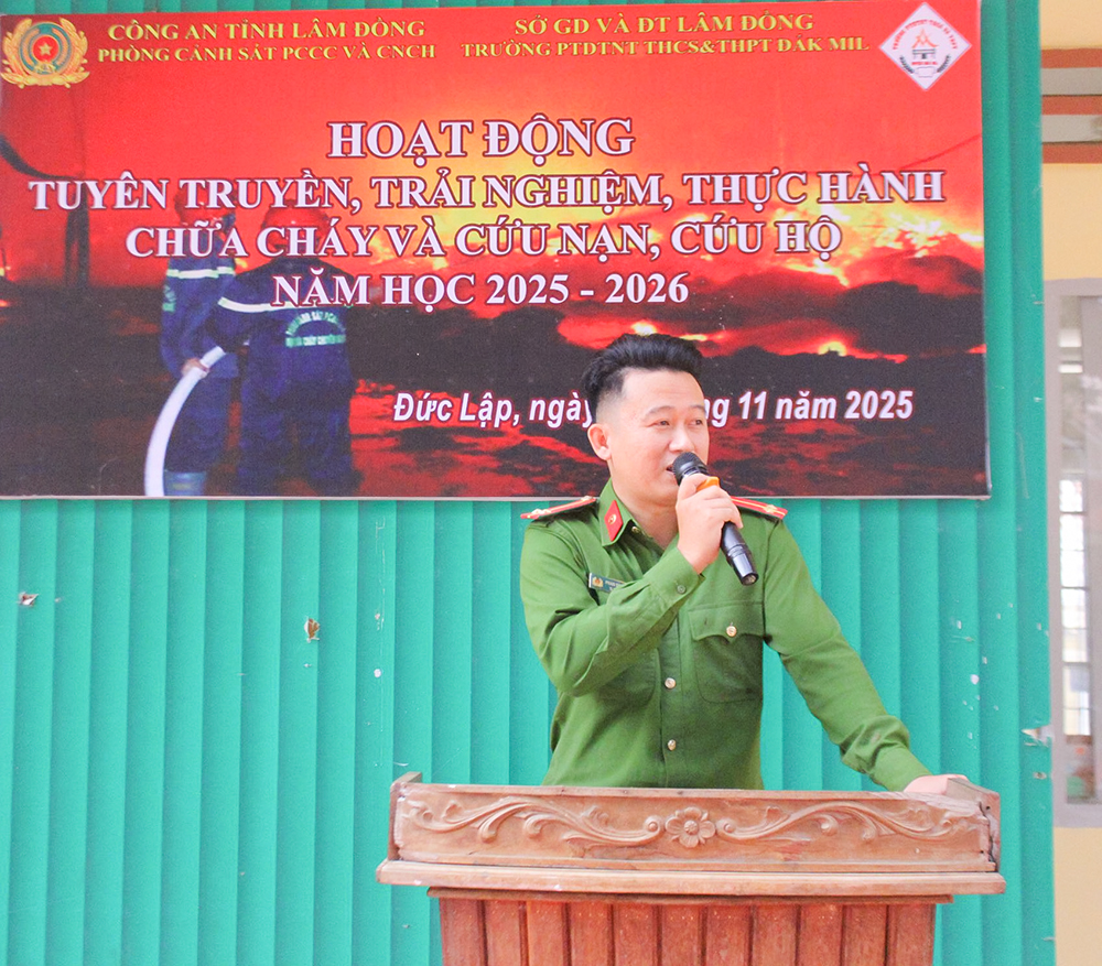 Học sinh Đăk Mil trải nghiệm thực hành PCCC và cứu nạn, cứu hộ