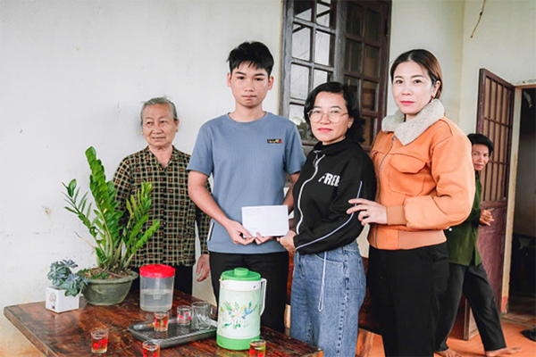 Khởi đầu năm học mới bằng những nắm tay sẻ chia