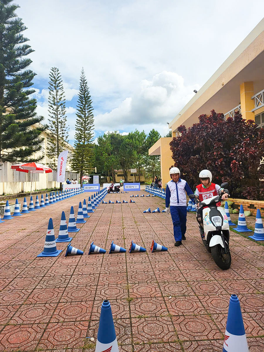 Honda Việt Nam đào tạo kỹ năng lái xe an toàn cho học sinh Trường THPT Nguyễn Du – Bảo Lộc