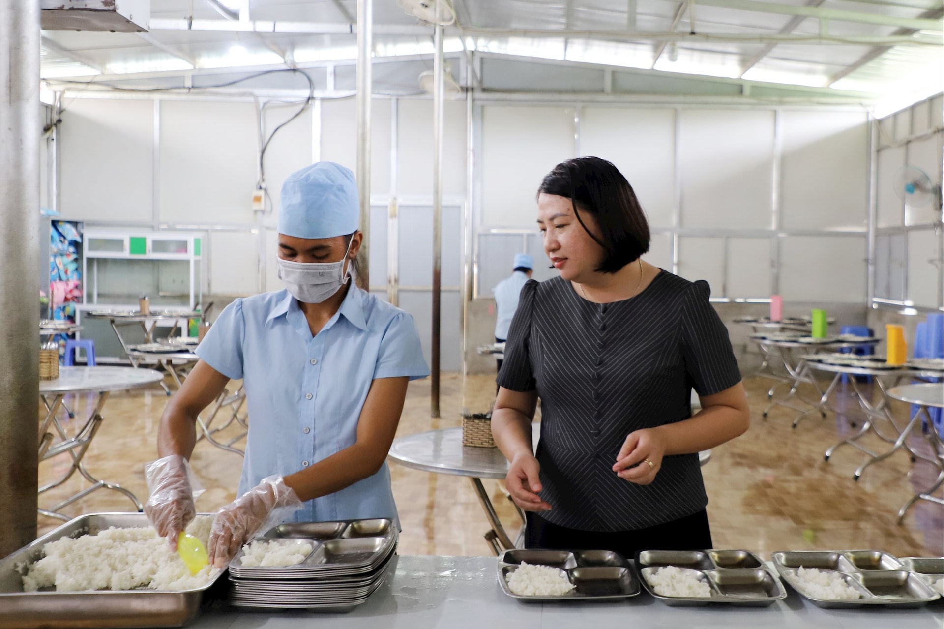 Gặp cô giáo nấu gần 200.000 suất cơm miễn phí cho học trò vùng sâu