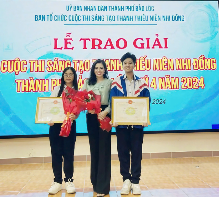 NGƯT Nguyễn Thị Thu Huyền và hành trình 24 năm "thắp lửa", khơi dậy đam mê Hóa học cho học sinh