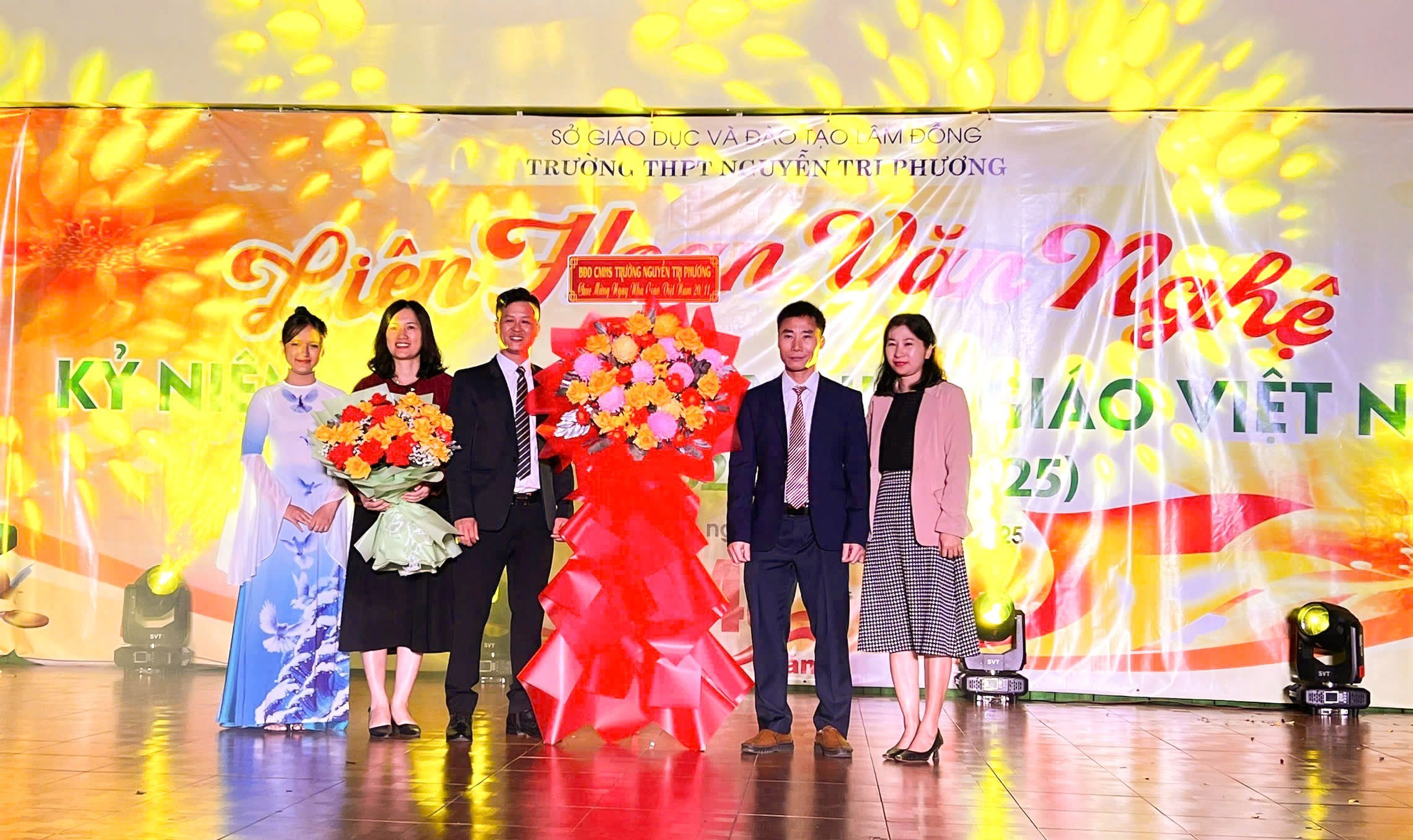 THPT Nguyễn Tri Phương tổ chức Liên hoan văn nghệ chào mừng 43 năm Ngày Nhà giáo Việt Nam