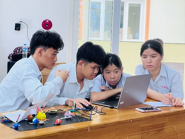 Khơi dậy tiềm năng học sinh Điếc qua trại hè STEM sáng tạo