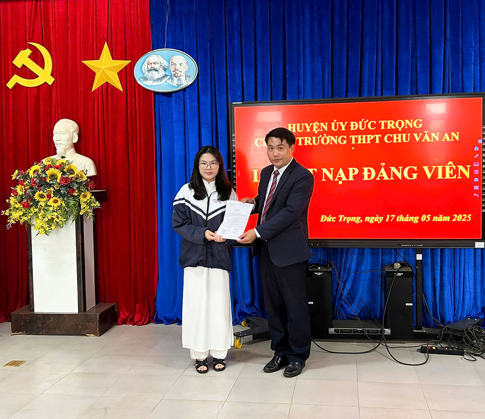 Trường THPT Chu Văn An: Thêm một học sinh ưu tú vinh dự đứng vào hàng ngũ của Đảng