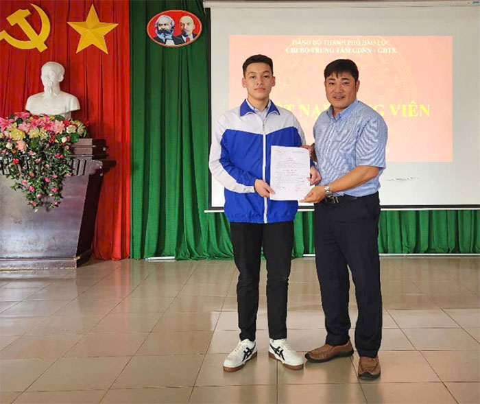 Trung tâm GDNN-GDTX  Bảo Lộc kết nạp Đảng viên mới từ hàng ngũ học viên