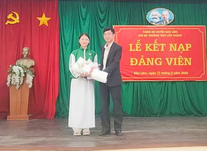 Trường THPT Lộc Thành: Kết nạp Đảng viên từ Học sinh Ưu tú trong Ngày Sinh nhật Bác