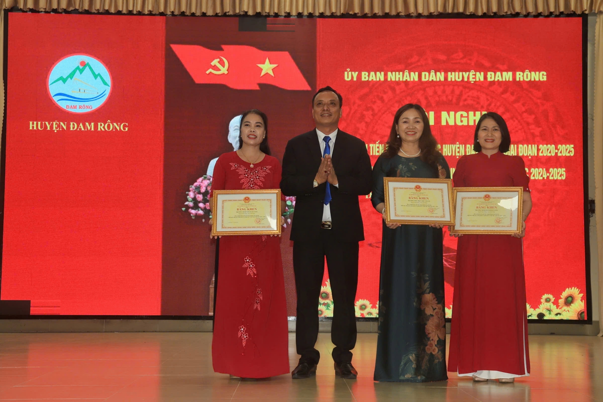 Đam Rông: Tuyên dương học sinh xuất sắc và điển hình tiên tiến