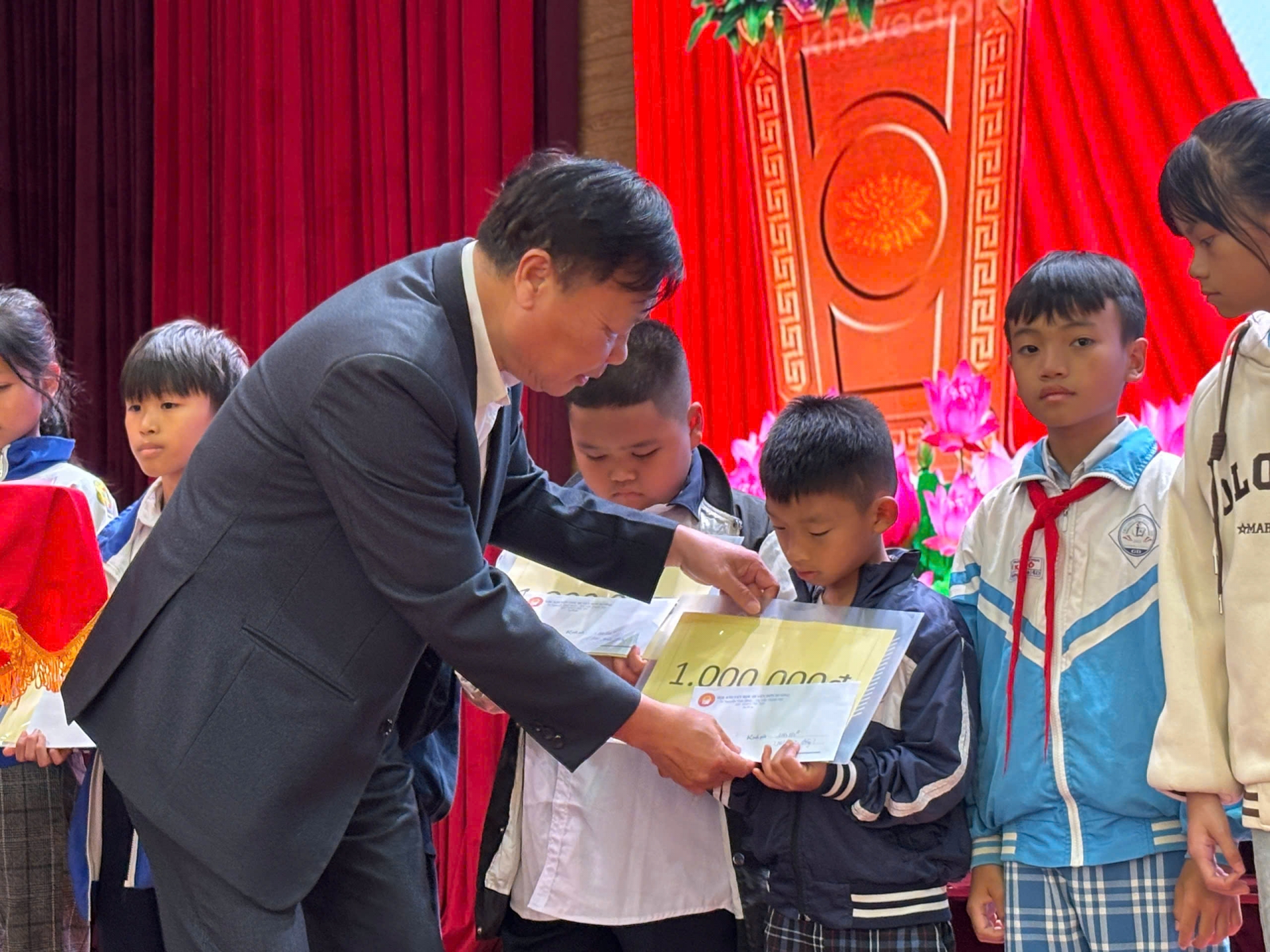 Đơn Dương: Trao học bổng cho 185 em học sinh có hoàn cảnh khó khăn