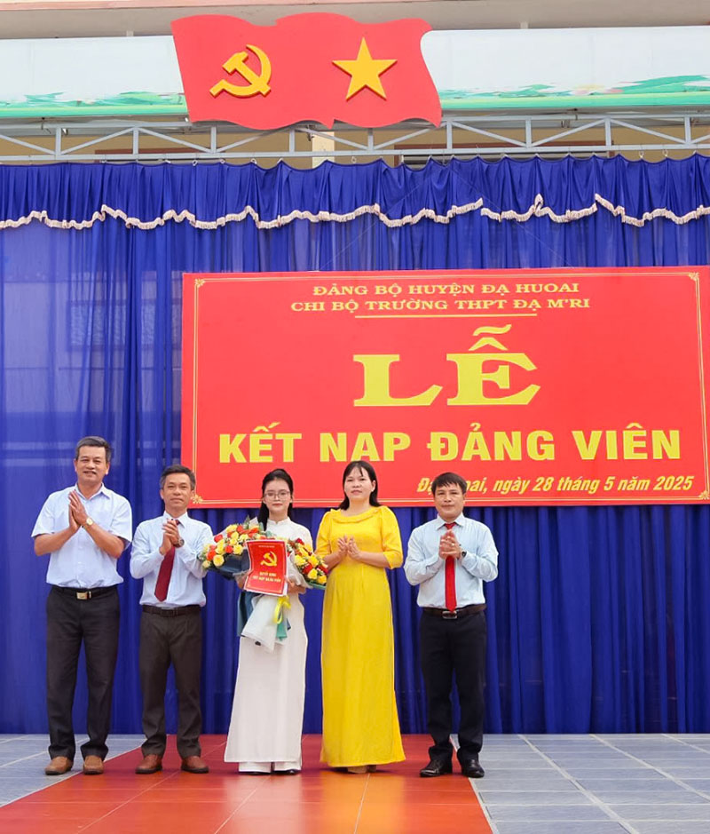 Tuổi trẻ tiên phong: Học sinh THPT Đạm Ri tiếp bước lý tưởng Đảng