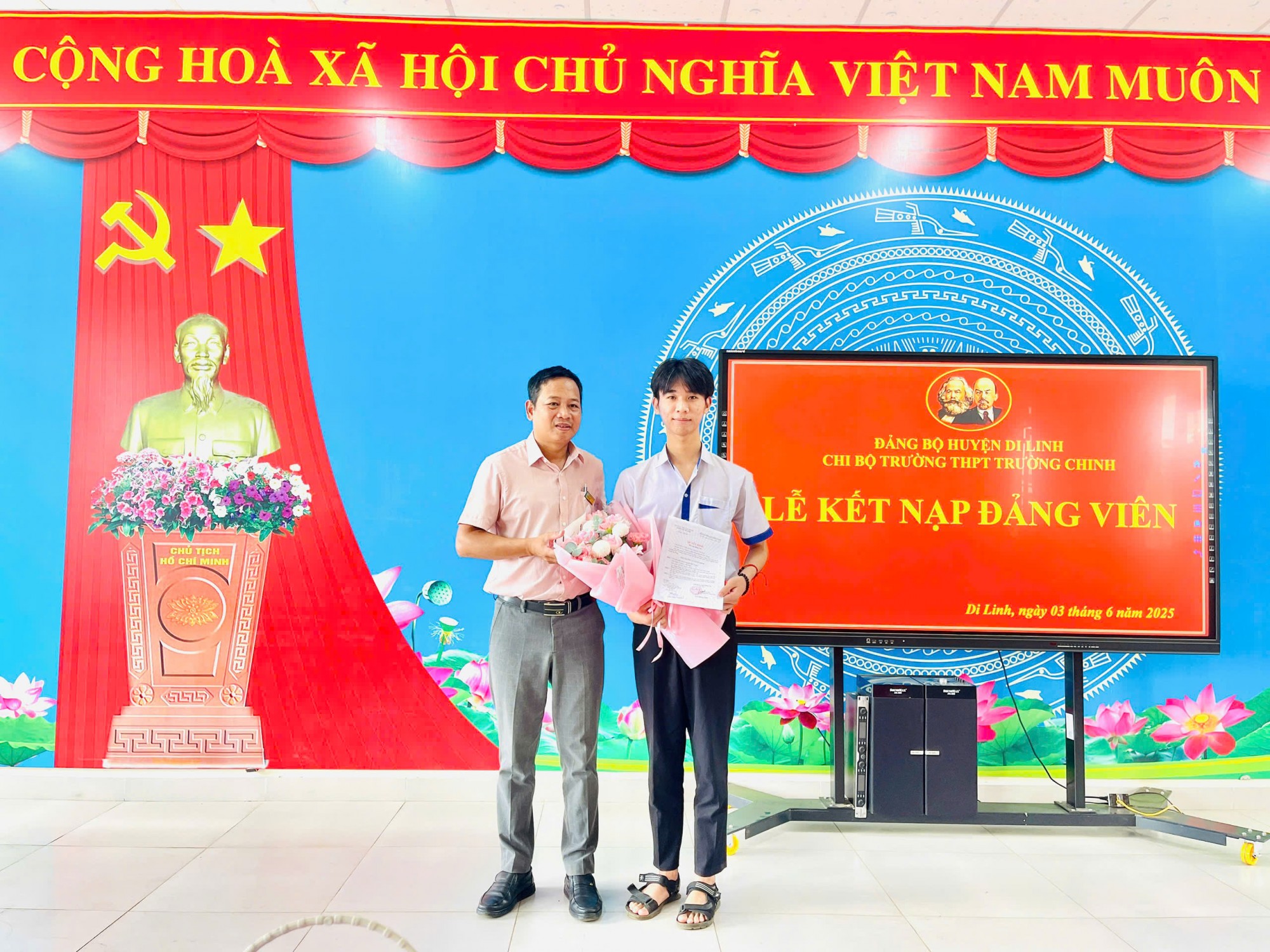 Nguyễn Đức Trọng: Học sinh THPT Trường Chinh vinh dự đứng vào hàng ngũ của Đảng