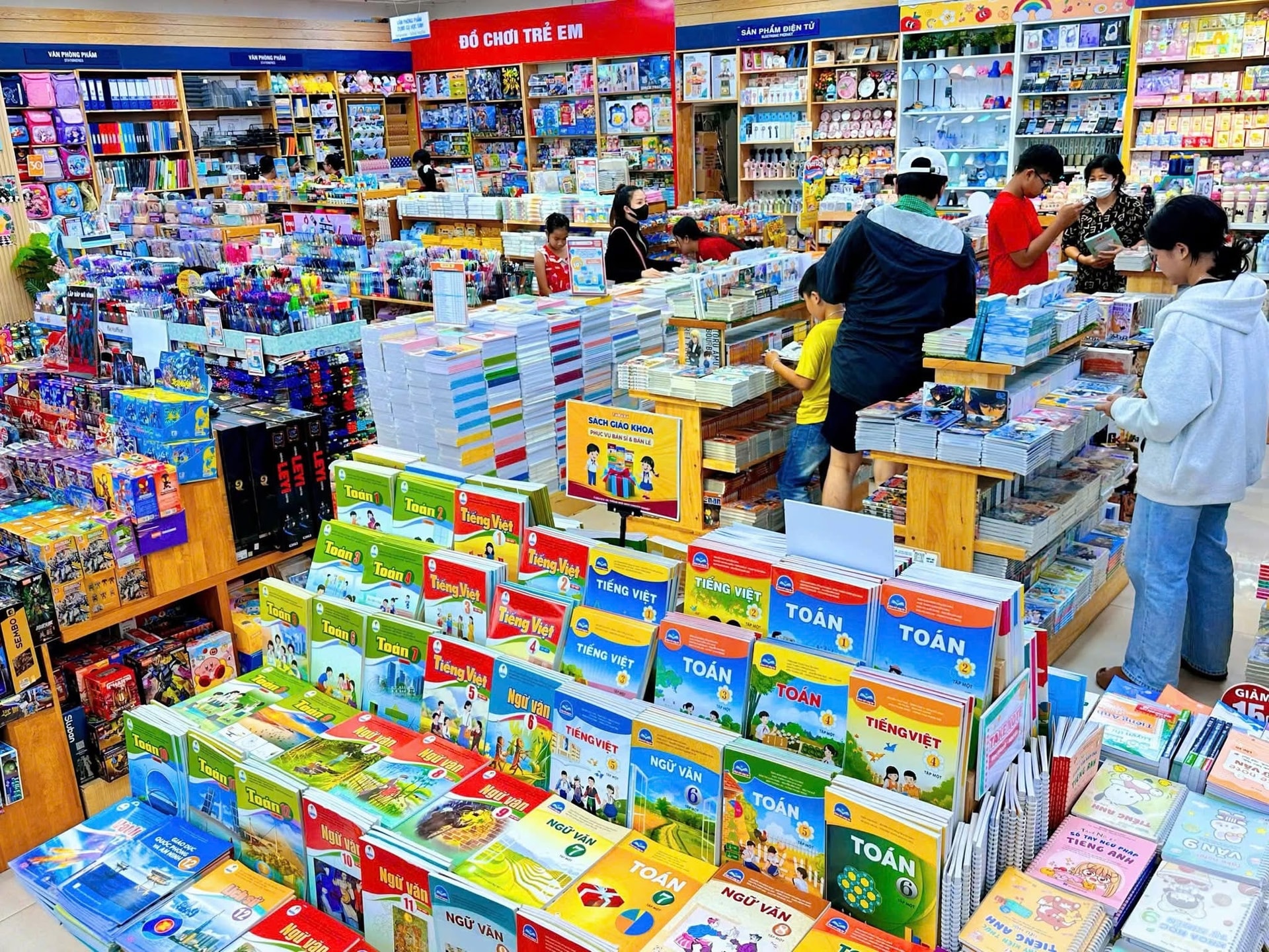 Phong phú thị trường đồ dùng học tập, sách giáo khoa năm học mới