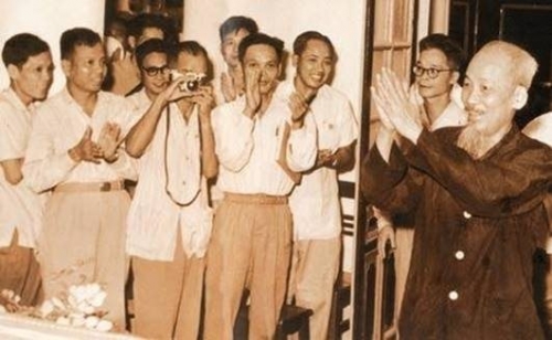 Tôn vinh những người cầm bút