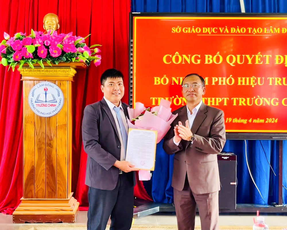 Ông Dương Văn Hòa giữ chức vụ Phó Hiệu trưởng  Trường THPT Trường Chinh