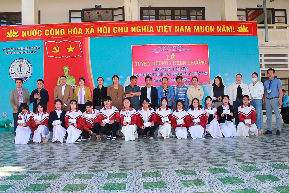 Trường THPT Huỳnh Thúc Kháng tuyên dương học sinh đạt thành tích cao trong các cuộc thi