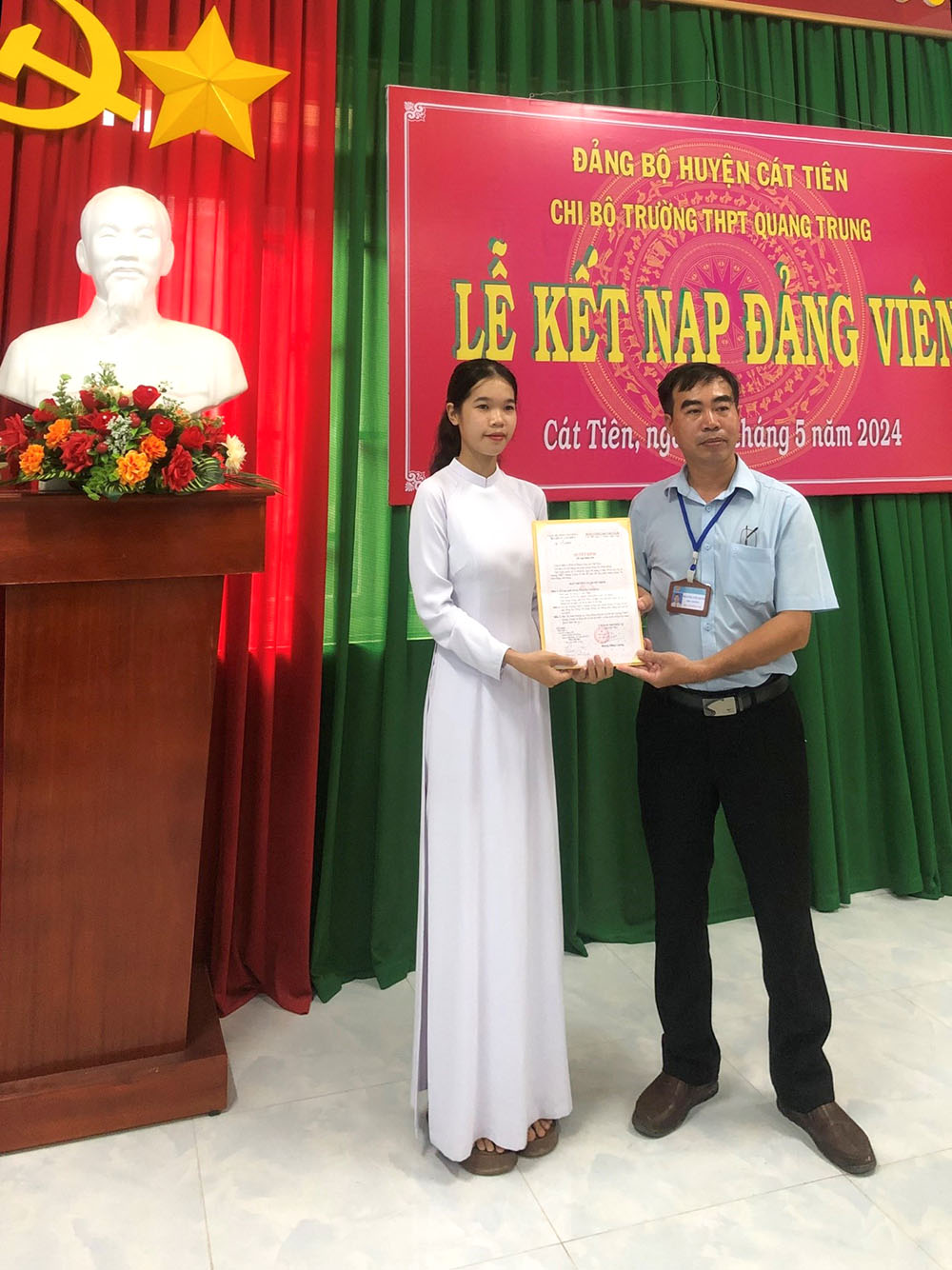 Học sinh đầu tiên của Trường THPT Quang Trung được kết nạp Đảng