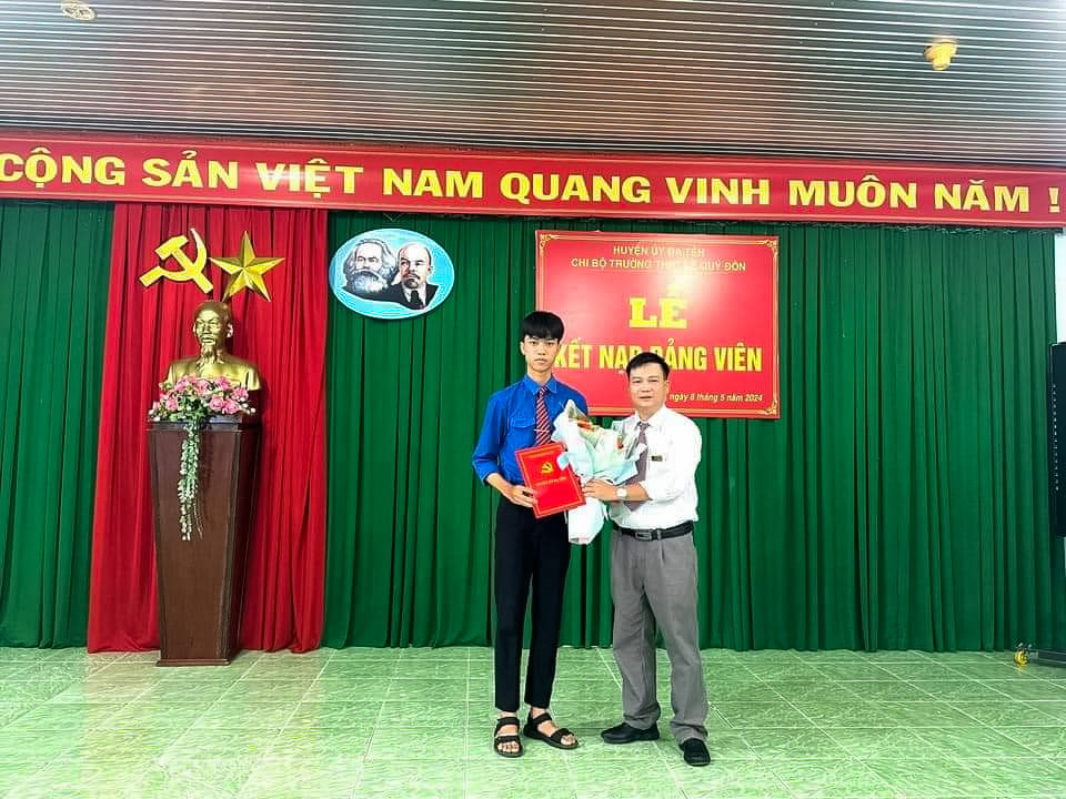 Học sinh đầu tiên của Trường THPT Lê Quý Đôn, Đạ Tẻh được kết nạp Đảng