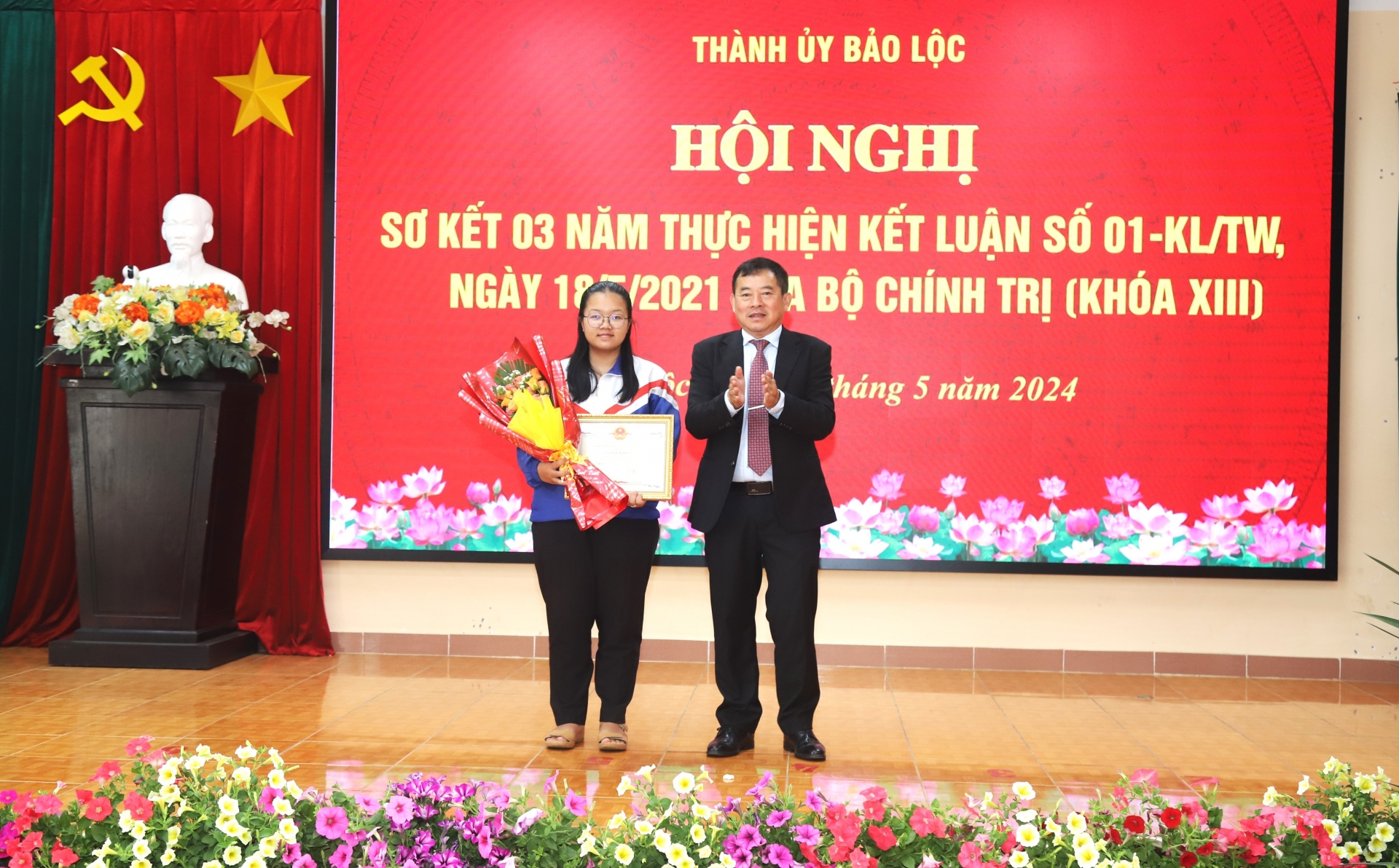 Bảo Lộc: Khen thưởng đột xuất học sinh đoạt giải nhất Tin học quốc gia