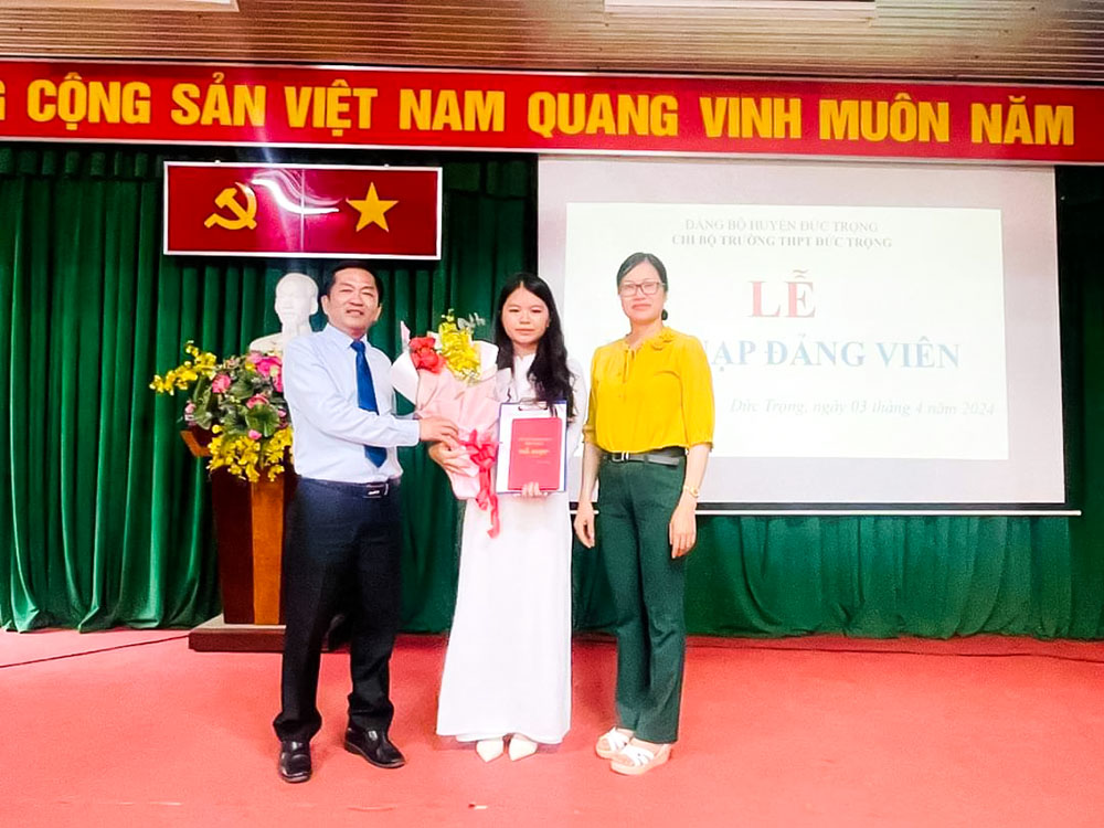 Phạm Thị Kiều Thu học sinh đầu tiên của Trường THPT Đức Trọng được kết nạp Đảng