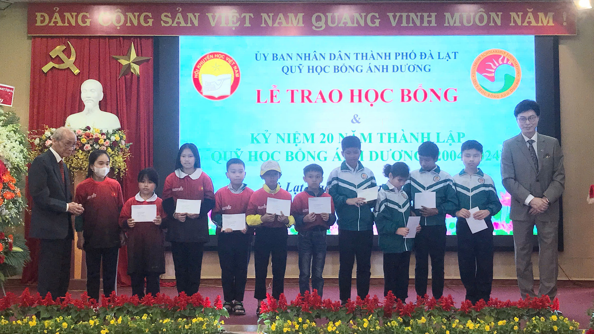 99 học sinh, sinh viên được nhận học bổng Ánh Dương