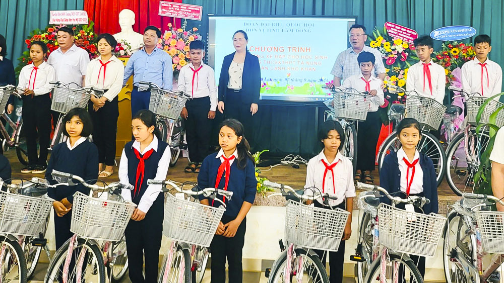 Đoàn ĐBQH tỉnh Lâm Đồng trao tặng xe đạp cho học sinh có hoàn cảnh khó khăn tại Đà Lạt, Lạc Dương