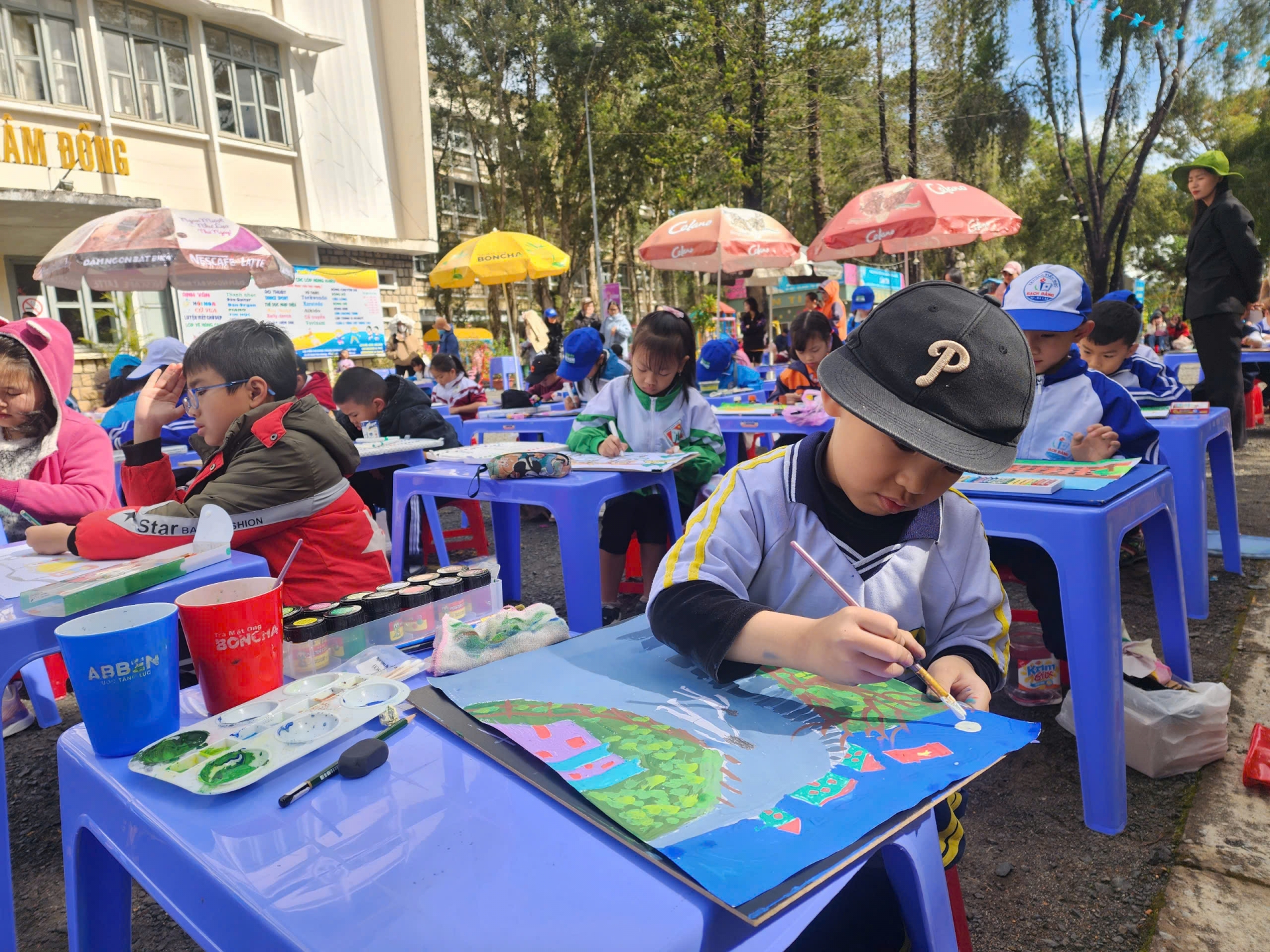 Thiếu nhi Đà Lạt vẽ tranh chào mừng Festival Hoa