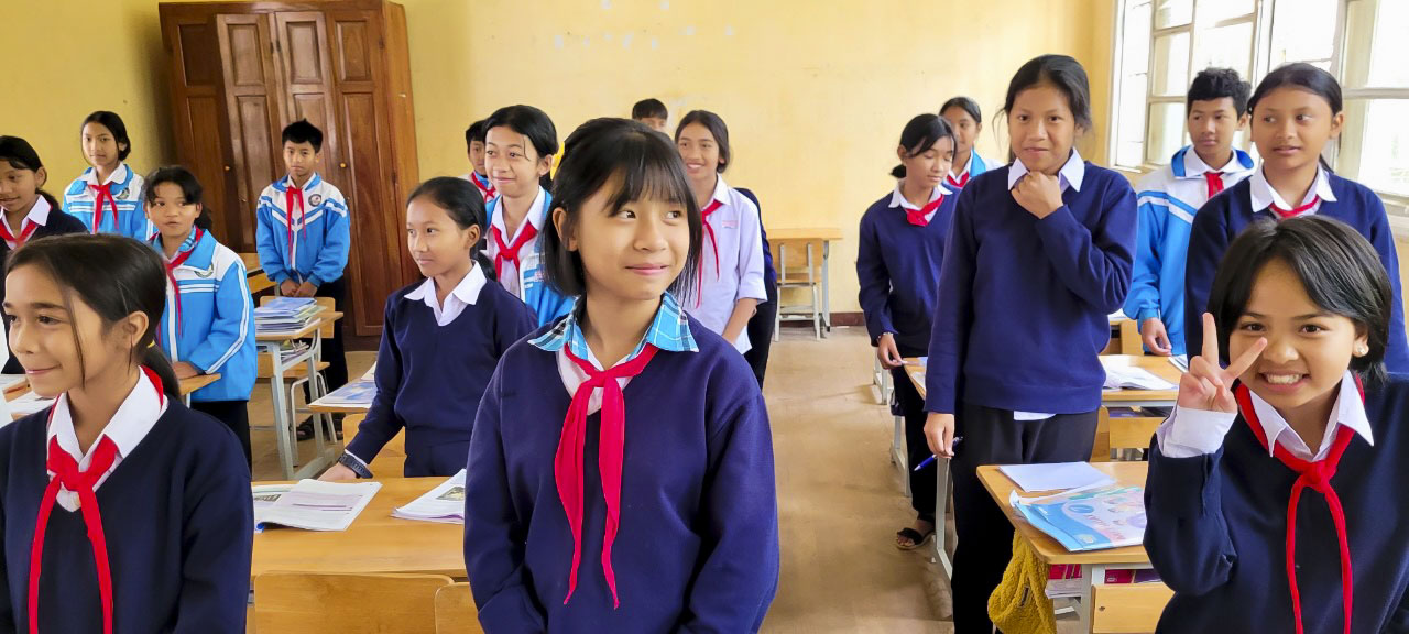 Lãnh đạo huyện Lạc Dương thăm, tặng quà động viên học sinh và giáo viên chuyển về Trường PT DTNT THPT tỉnh
