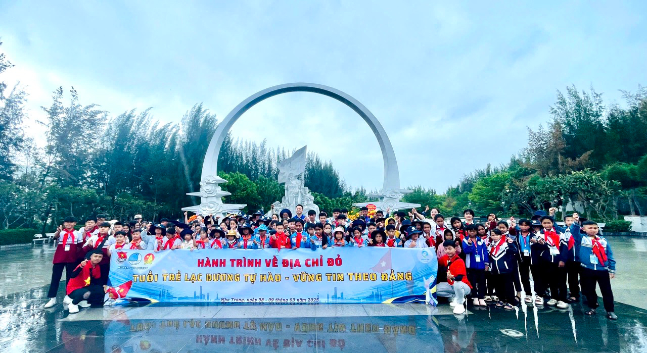 Tuổi trẻ Lạc Dương dâng hương tưởng niệm các chiến sĩ Gạc Ma