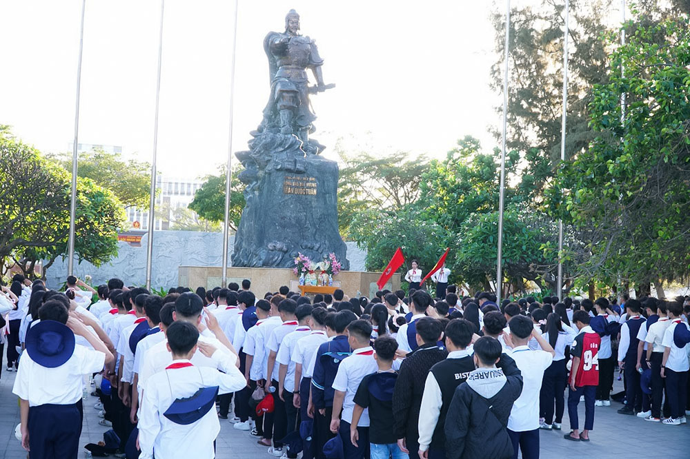 Trường THCS Quang Trung tổ chức chuyến đi trải nghiệm Nha Trang vớ chủ đề: "Giữ vững chủ quyền - Vươn ra biển lớn”