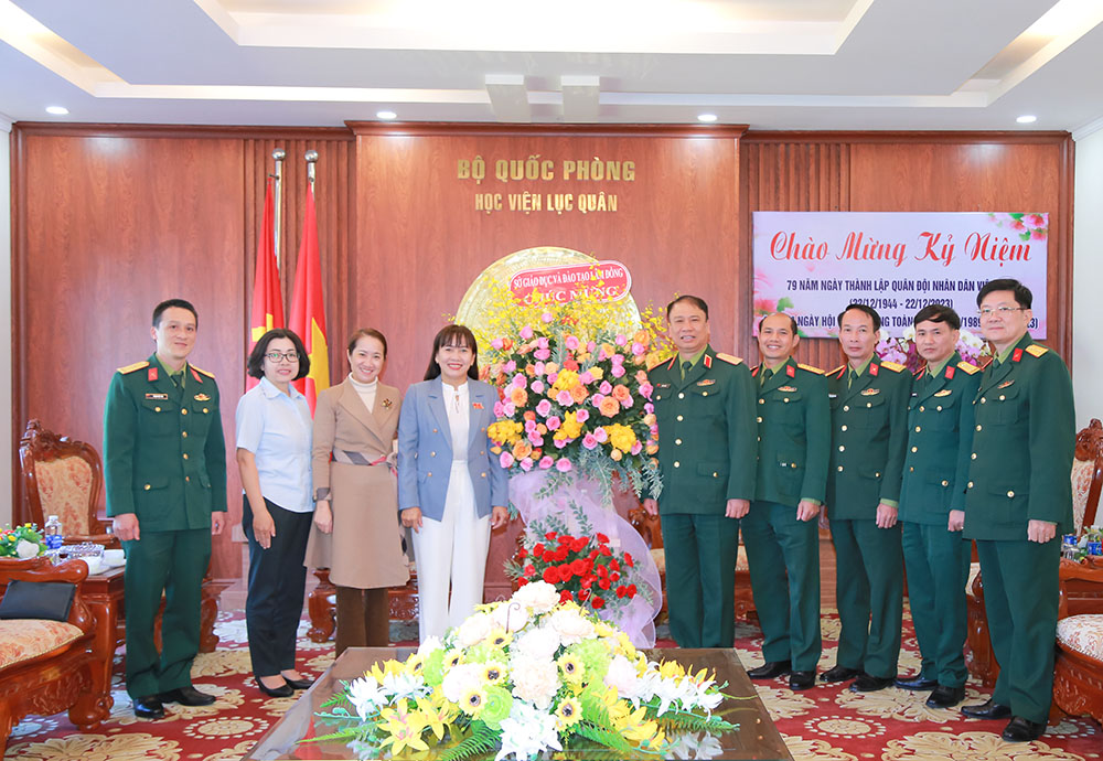 Sở Giáo dục và Đào tạo thăm, tặng hoa chúc mừng kỷ niệm 79 năm Ngày thành lập Quân đội Nhân dân Việt Nam