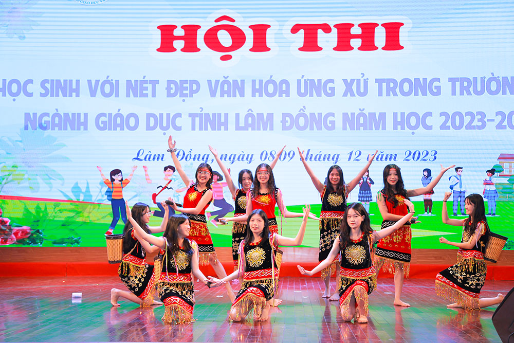 Đội thi Di Linh đoạt giải Nhất toàn đoàn Hội thi “Học sinh với nét đẹp văn hóa ứng xử trong trường học” năm học 2023 - 2024
