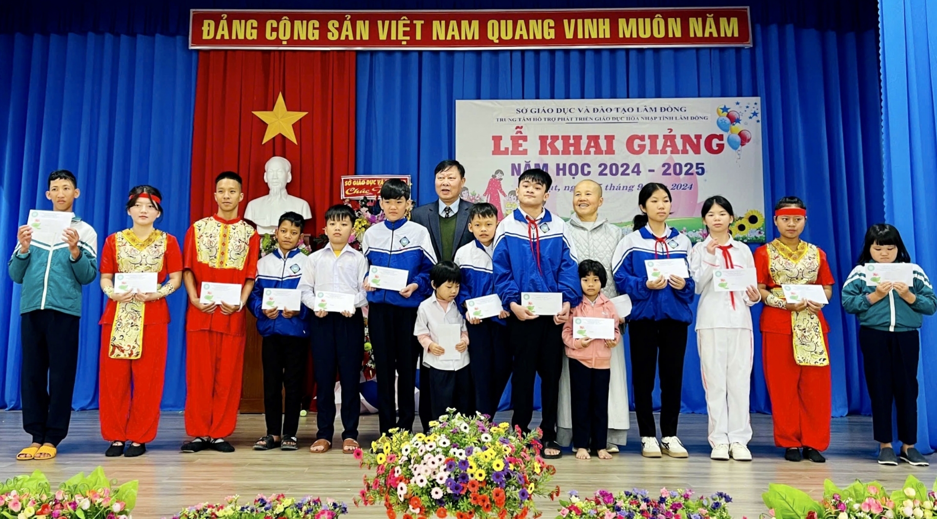 Trao nhiều suất quà và học bổng cho học sinh dịp khai giảng năm học mới